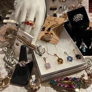 New High End Boutique Mixed Lit Jewelry Buy Out 30 to 40 pcs